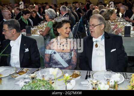 STOCKHOLM 2012-12-10  Serge Haroche, Nobel laureate in Physics, Queen Silvia and Marcus Storch, Chairman of the Nobel Foundation at the Nobel Banquet in the City Hall in Stockholm Sweden, December 10, 2012. Photo Claudio Bresciani / SCANPIX code 10090   Stock Photo