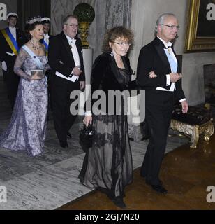 STOCKHOLM 2012-12-10 King Carl Gustaf and Professor Claudine Haroche and behind them Queen Silvia and Marcus Storch, Chairman of the Nobel Foundation at the Nobel Banquet in the City Hall in Stockholm Sweden, December 10, 2012. Photo Claudio Bresciani / SCANPIX code 10090   Stock Photo