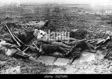 FILE 1914-1918. First World World  German soldiers rest in a shell-hole at Flandern in France. Stock Photo