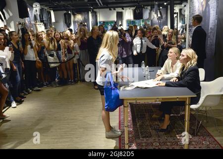 STOCKHOLM 20130808 The American actresses and entrepreneurs Olsen twins are in Stockholm to promote their cooperation with clothing brand Bik Bok. To the left Mary-Kate Olsen and to the right Ashley Olsen signing autographs. Foto: Henrik Montgomery / SCANPIX / kod: 10060  Stock Photo