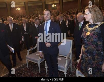 UPPSALA 2013-11-06 Prince Daniel is seen attending the Anders Wall entrepreneurship lecture in the Uppsala University in Uppsala, Sweden. November 6, 2012. At left industrialist Anders Wall and at right University Vice-chancellor Eva Akesson. Foto: Fredrik Sandberg / TT / Kod 10080  Stock Photo