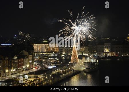 STOCKHOLM 20131231 New years eve celebrations with fireworks over the Skeppsbron street in central Stockholm at midnight 31 dec 2013. Foto Anders Wiklund / TT code 10040  Stock Photo