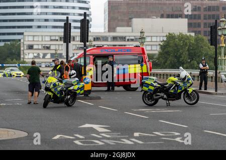 London, UK. 9th Sep, 2021. Police incident closes Westminster Bridge, London UK. It is reported that a person is on the bridge with a noose around their neck, tied to the bridge, and is treatening to jump. Police negotiators are with the man and the ambulance service is on standby Credit: Ian Davidson/Alamy Live News