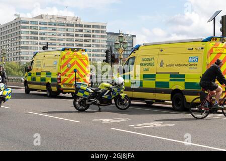 London, UK. 9th Sep, 2021. Police incident closes Westminster Bridge, London UK. It is reported that a person is on the bridge with a noose around their neck, tied to the bridge, and is treatening to jump. Police negotiators are with the man and the ambulance service is on standby Credit: Ian Davidson/Alamy Live News