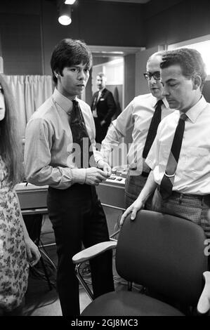 STOCKHOLM 2014-07-24 File 1968 Cliff Richard and singer Cindy Kent and the folksong group 'The Settlers' are seen in a Sweden RadioÃ‚Â´s Studio 3 studio in Stockholm, Sweden 1968. Cliff Richard was in Sweden for a charity tour and to record some of his songs for the radio showÃ¢Â€ÂTonarskvall' (Eng; Teenage NightÃ¢Â€Â). Photo Bo-Aje Mellin/SVT/TT Code 5600  Stock Photo