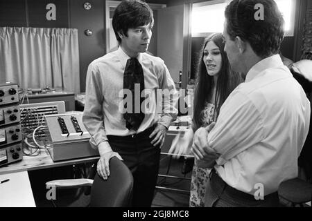 STOCKHOLM 2014-07-24 File 1968 Cliff Richard and singer Cindy Kent and the folksong group 'The Settlers' are seen in a Sweden RadioÃ‚Â´s Studio 3 studio in Stockholm, Sweden 1968. Cliff Richard was in Sweden for a charity tour and to record some of his songs for the radio showÃ¢Â€ÂTonarskvall' (Eng; Teenage NightÃ¢Â€Â). Photo Bo-Aje Mellin/SVT/TT Code 5600  Stock Photo