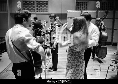 STOCKHOLM 2014-07-24 File 1968 Cliff Richard and singer Cindy Kent and the folksong group 'The Settlers' are seen in a Sweden RadioÃ‚Â´s Studio 3 studio in Stockholm, Sweden 1968. Cliff Richard was in Sweden for a charity tour and to record some of his songs for the radio showÃ¢Â€ÂTonarskvall' (Eng; Teenage NightÃ¢Â€Â). Photo Bo-Aje Mellin/SVT/TT Code 5600  Stock Photo