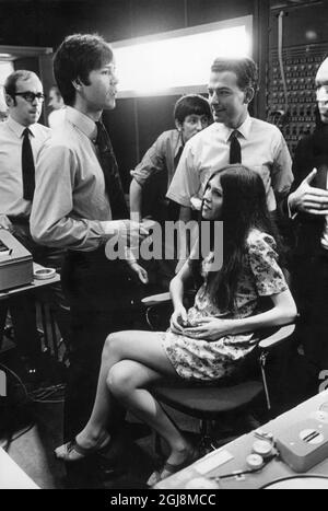 STOCKHOLM 2014-07-24 File 1968 Cliff Richard and singer Cindy Kent and the folksong group 'The Settlers' are seen in a Sweden RadioÂ´s Studio 3 studio in Stockholm, Sweden 1968. Cliff Richard was in Sweden for a charity tour and to record some of his songs for the radio showÂ”Tonarskvall' (Eng; Teenage NightÂ”). Photo Bo-Aje Mellin/SVT/TT Code 5600  Stock Photo