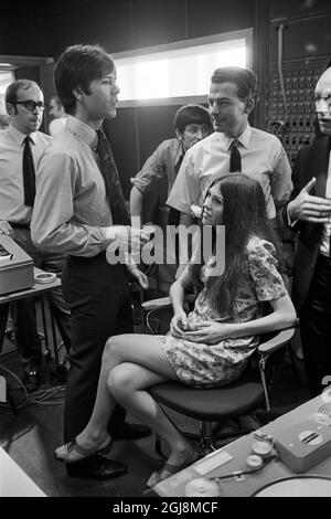 STOCKHOLM 2014-07-24 File 1968 Cliff Richard and singer Cindy Kent and the folksong group 'The Settlers' are seen in a Sweden RadioÃ‚Â´s Studio 3 studio in Stockholm, Sweden 1968. Cliff Richard was in Sweden for a charity tour and to record some of his songs for the radio showÃ¢Â€ÂTonarskvall' (Eng; Teenage NightÃ¢Â€Â). Photo Bo-Aje Mellin/SVT/TT Code 5600  Stock Photo