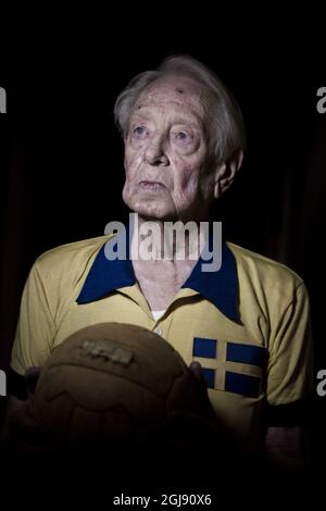 MALM0 2014-04-22 Swedish footballer Calle PalmÃ©r is seen posing in his old Swedish national jersey in Malmo, Sweden, April 22, 2014. Palmer played in Swedish Malmo FF and was professional in Legnano and Juventus in Italy. He also played in the >Swedish team that won a bronze medal in World Cup 1950 in Brazil. Palmer passed away February 2 at 85.. Foto: Daniel Nilsson / TT / Kod 30425 ** BETALBILD **  Stock Photo