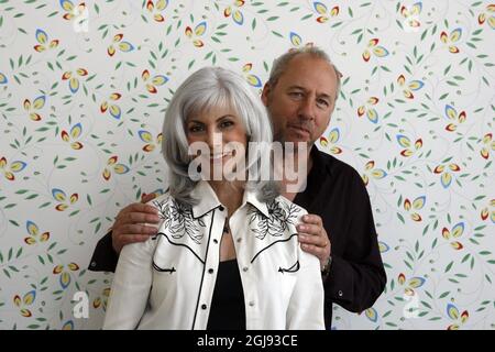 GOTHENBORG 20060507 Emmylou Harris and Mark Knopfler during the visit to Stockholm, Sweden, May 7, 2006. Harris and Knopfler is in Sweden to promote their new album 'All the roadrunner' Foto: Jan Wiriden / SCANPIX Code: 8000 ** AFTONBLADET OUT **  Stock Photo