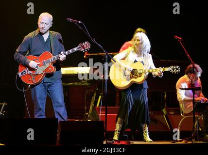 STOCKHOLM 20060530 Mark Knopfler together with Emmylou Harris in concert, 'An Evening of Duets', late 30 May 2006 at Globe Arena in Stockholm tuesday may 30. Foto: Anders Wiklund/ SCANPIX / Kod 10040  Stock Photo