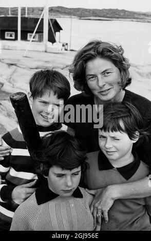 ARKIV 1962 Actress Ingrid Bergman with her tree children f Ingrid Bergman together with his children , Roberto, Ingrid och Isabella. Ingrid Bergman are seen on her summer island Danholmen West Swede Foto: Lennart Edling Kod: 3012 COPYRIGHT PRESSENS BILD Stock Photo