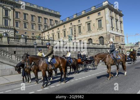 STOCKHOLM 2015-06-12 Riders from the Royal Stables are seen practising with the wedding carriage in front of the Royal Palace in Stockholm, Sweden, June 12, 2015. Prince Carl Philip and Sofia Hellqvist will use the carriage during the cortege after their wedding on Saturday. Foto: Anders Wiklund / TT / Kod 10040  Stock Photo