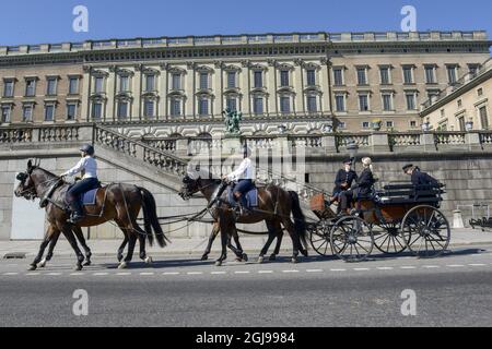 STOCKHOLM 2015-06-12 Riders from the Royal Stables are seen practising with the wedding carriage in front of the Royal Palace in Stockholm, Sweden, June 12, 2015. Prince Carl Philip and Sofia Hellqvist will use the carriage during the cortege after their wedding on Saturday. Foto: Anders Wiklund / TT / Kod 10040  Stock Photo