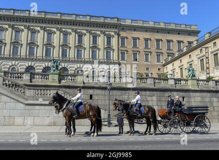 STOCKHOLM 2015-06-12 Riders from the Royal Stables are seen practising with the wedding carriage in front of the Royal Palace in Stockholm, Sweden, June 12, 2015. Prince Carl Philip and Sofia Hellqvist will use the carriage during the cortege after their wedding on Saturday. Foto: Anders Wiklund / TT / Kod 10040  Stock Photo