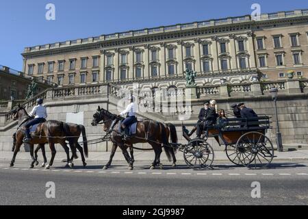 STOCKHOLM 2015-06-12 Riders from the Royal Stables are seen practising with the wedding carriage in front of the Royal Palace in Stockholm, Sweden, June 12, 2015. Prince Carl Philip and Sofia Hellqvist will use the carriage during the cortege after their wedding on Saturday. Foto: Anders Wiklund / TT / Kod 10040  Stock Photo