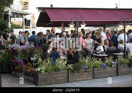 STOCKHOLM 20150702 People are seen in an open-air-cafe at the Lydmar Hotel in Stockholm, Sweden July 2, 2015. The Swedish capital experience temperatures up to 30 Celsius Foto: Maja Suslin / TT / Kod 10300  Stock Photo
