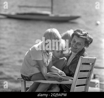 FURUSUND 1965-08-10. *For Your FIles* Astrid Lindgren with some of her grand children near her summer house in Furusund in the archipelago of Stockholm, Sweden, 1965 Photo Ulf Strahleus / SVT code 5600  Stock Photo