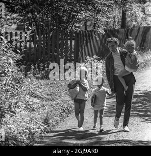 FURUSUND 1965-08-10. *For Your FIles* Astrid Lindgren with some of her grand children near her summer house in Furusund in the archipelago of Stockholm, Sweden, 1965 Photo Ulf Strahleus / SVT code 5600  Stock Photo