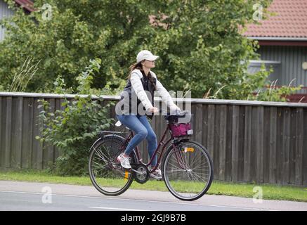 BORGHOLM 2015-07-19 *** EXCLUSIVE*** Princess Madeleine and Princess Leonore on a bike in Borgholm, Swden, July 19, 2015. Photo: Sven Lindwall / EXP / TT / Kod: 7117 ** OUT SWEDEN OUT**  Stock Photo