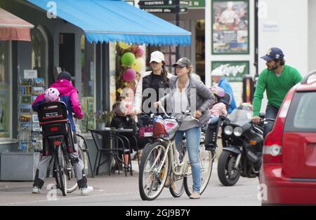 BORGHOLM 2015-07-19 *** EXCLUSIVE*** Princess Madeleine and Princess Leonore on a bike in Borgholm, Swden, July 19, 2015. Photo: Sven Lindwall / EXP / TT / Kod: 7117 ** OUT SWEDEN OUT**  Stock Photo