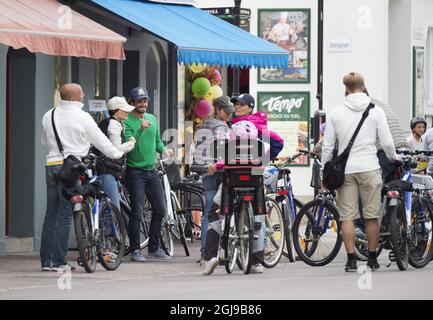 BORGHOLM 2015-07-19 *** EXCLUSIVE*** Princess Madeleine and Princess Leonore on a bike in Borgholm, Swden, July 19, 2015. Photo: Sven Lindwall / EXP / TT / Kod: 7117 ** OUT SWEDEN OUT**  Stock Photo