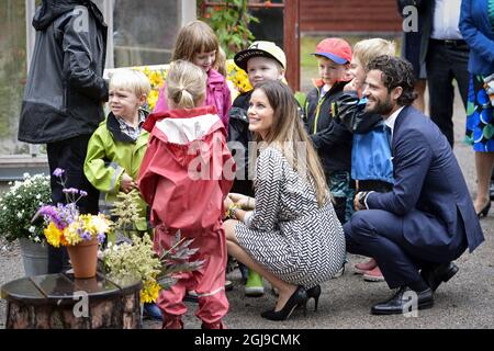 KARLSTAD 2015-08-26 Prince Carl Philip and Princess Sofia meet with children at the Maribergsskogen cultural park in Karlstad, Sweden, August 27, 2015. The Prince couple is on their first visit to their home county as Duke and Duchess of the Varmland . pHoto Jonas Ekstromer / TT / code 10030  Stock Photo