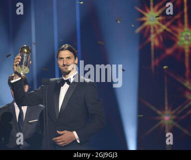 Swedish striker Zlatan Ibrahimovic pose with the Golden Ball soccer trophy during Monday Nov. 09, 2015 annual soccer galan in Stockholm. Photo Maja Suslin / TT kod 10300  Stock Photo