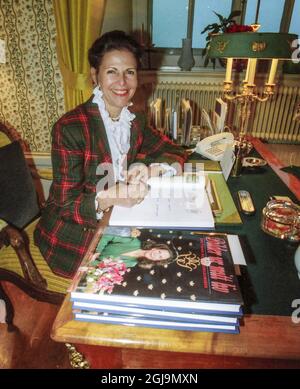 STOCKHOLM 1993-12 * For Your Files* Queen Silvia of Sweden is seen in her study at the Royal Palace in Stockholm, Sweden, December, 1993. The Queen is seen signing her book before her 50th birthday. Foto Leif Blom / TT-Bild code 50080  Stock Photo