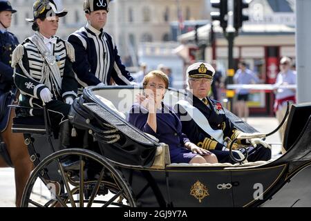 STOCKHOLM 2016-05-10 Michelle Bachelet, the President of Chile, and King Carl Gustaf are seen in an open carriage in Stockholm, Sweden, May 10, 2016. President Bachelet is on a three day long State Visit to Sweden. Foto: Anders Wiklund / TT kod 10040  Stock Photo