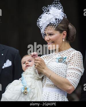 STOCKHOLM 2016-05-27 Crown Princess Victoria with Prince Oscar at the Palace hill after the christening ceremony of Prince Oscar in the Royal Chapel in Stockholm, Sweden, May 27, 2016. Prince Oscar is the son of Crown Princess Victoria and Prince Daniel and number three in the Swedish royal succession. Photo: Marcus Ericsson / TT / Code 11470 Stock Photo