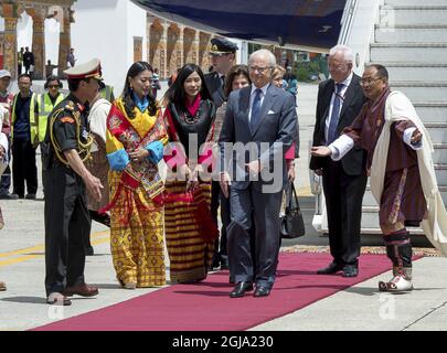 THIMPU 20160608 King Carl Gustaf and Queen Silvia of Sweden are seen at arrival to Thimpu, Bhutan June 8, 2016. The Swedish Royals are ion a State visit to Bhutan and was met at the airport by the Princess Dechen Yangzom Wangchuck and Princess Kezang Choden Wangchuck. Foto Jonas Ekstromer / TT / kod 10030  Stock Photo