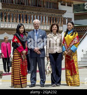 THIMPU 20160608 King Carl Gustaf and Queen Silvia of Sweden are seen at arrival to Thimpu, Bhutan June 8, 2016. The Swedish Royals are ion a State visit to Bhutan and was met at the airport by the Princess Dechen Yangzom Wangchuck and Princess Kezang Choden Wangchuck. Foto Jonas Ekstromer / TT / kod 10030  Stock Photo