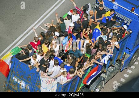 STOCKHOLM 2016-06-05 Happy students celebrating matriculation. Foto Camilla Cherry / TT Kod 4999 students, examination, exam, graduate, graduation, shool, education, white cap, hats, truck, platform  Stock Photo