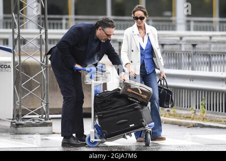 STOCKHOLM 20160929 A man from the spanish embassy i Sweden reacts and catches a bag that