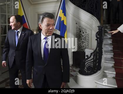 Sweden's Prime Minister Stefan Lofven, left, and Colombia's President Juan Manuel Santos look around during Santos' visit at the Prime Ministers residence in Stockholm, Sweden, on Dec. 12, 2016. Santos was awarded this year's Nobel Peace Prize on 10 December. Photo: Henrik Montgomery / TT k / code 10060 Stock Photo