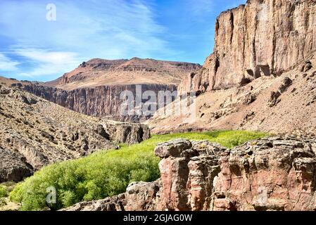 Argentina, Santa Cruz. Valle del Rio Pinturas (Pinturas river valley), Cueva de las Manos (Cave of the Hands) is on the right side of the mountain, ju Stock Photo