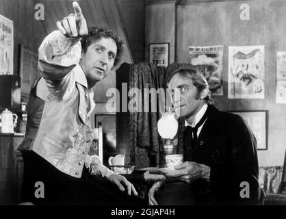 1700218 Le frere le plus fute de Sherlock Holmes The Adventure of Sherlock Holmes' Smarter Brother de GeneWilder avec Marty Feldman 1975; (add.info.: Le frere le plus fute de Sherlock Holmes The Adventure of Sherlock Holmes' Smarter Brother de GeneWilder avec Marty Feldman 1975);  it is possible that some works by this artist may be protected by third party rights in some territories. Stock Photo