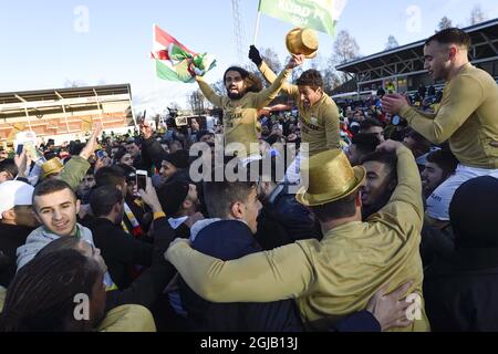 FILE 2017-10-28 Dalkurd players celebrate with supporters after winning against Gais in a Superettan (Swedish second soccer leauge) soccer match at Domnarvsvallen in Borlange on Oct. 28, 2017. The win means Dalkurd will play in Allsvenskan, the Swedish first division soccer league 2018. Photo: Ulf Palm / TT / code 9110  Stock Photo
