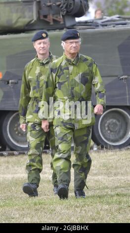 VISBY 20180521 King Carl Gustaf is seen with Supreme Commander Micael Byden  during the re-inauguration of the Gotland regiment P18 in Gotland Sweden on  Monday. Foto: Jonas Ekstromer / TT kod 10030