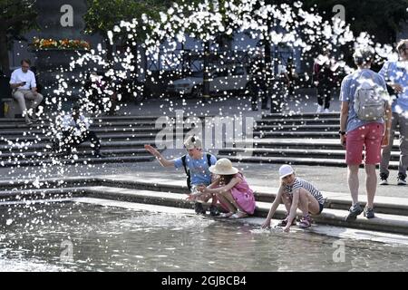 Chiledren cool themselves self off in a fountain in the Kungstradgarden park in central Stockholm, Sweden, on May 29, 2018. Sweden has enjoyed record-braking temperatures during the month of May. In many places of the country the month has been hotter than May any year since the 19th century. Photo: Anders Wiklund / TT / code 10040 Stock Photo