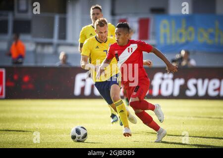 Sweden's Sebastian Larsson (L) chases Peru's Christian Cueva during the international friendly soccer match between Sweden and Peru at the Ullevi stadium i Gothenburg, Sweden, on June 9, 2018. Photo: Adam Ihse / TT / code 9200  Stock Photo