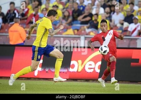 Sweden's Victor Nilsson Lindelof (L) chases Peru's Christian Cueva during the international friendly soccer match between Sweden and Peru at the Ullevi staduium i Gothenburg, Sweden, on June 9, 2018. Photo: Pontus Lundahl / TT / code 10050  Stock Photo
