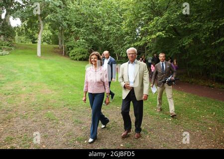 BORGHOLM 20180811 Sweden's King Carl Gustaf and Queen Silvia arrive for an award ceremony for innovative gardens at Solliden Palace, Oland, on Aug. 11, 2018. Foto: Karl Nilsson / TT / kod 10820  Stock Photo