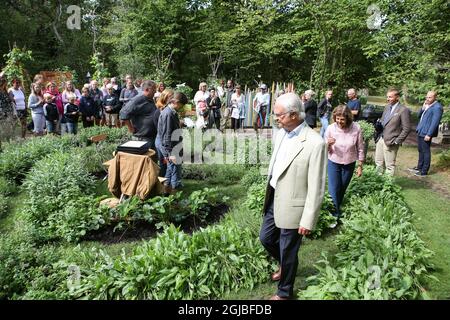 BORGHOLM 20180811 Sweden's King Carl Gustaf and Queen Silvia take a look at the ”Alt ir baugum bundit” garden by Lilla Bjers, Gotland, during an award ceremony for innovative gardens at Solliden Palace, Oland, on Aug. 11, 2018. Foto: Karl Nilsson / TT / kod 10820  Stock Photo