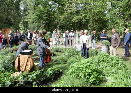 BORGHOLM 20180811 Sweden's King Carl Gustaf and Queen Silvia take a look at the ”Alt ir baugum bundit” garden by Lilla Bjers, Gotland, during an award ceremony for innovative gardens at Solliden Palace, Oland, on Aug. 11, 2018. Foto: Karl Nilsson / TT / kod 10820  Stock Photo