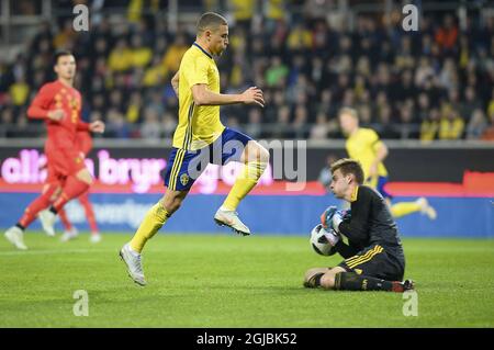 Sweden's Jordan Larsson (L) and Belgium's goalkeeper Ortwin De Wolf battle for the ball during the UEFA U21 qualification soccer match (group 6) between Sweden and Belgium at Guldfageln Arena in Kalmar, Sweden, on Oct. 16.2018. Photo: Patric Soderstrom / TT / code 10760  Stock Photo