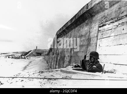 ATLANTIC COAST, FRANCE 1940-1944 Soldier on post at the fortifications in the Atlantic Wall, during the German occupation of parts of France during the Second World War. Photo: AB Text & Bilder / SVT / Kod: 5600  Stock Photo