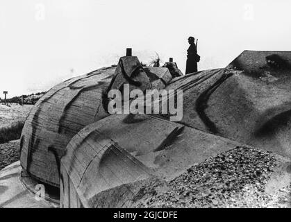 ATLANTIC COAST, FRANCE 1940-1944 Soldier on post at a bunker of the fortifications in the Atlantic Wall, during the German occupation of parts of France during the Second World War. Photo: AB Text & Bilder / SVT / Kod: 5600  Stock Photo